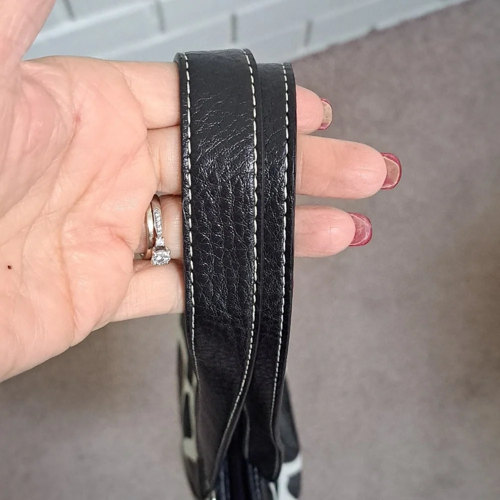 Mondo Giraffe Print Shoulder Bag. - Picture 9 of 13